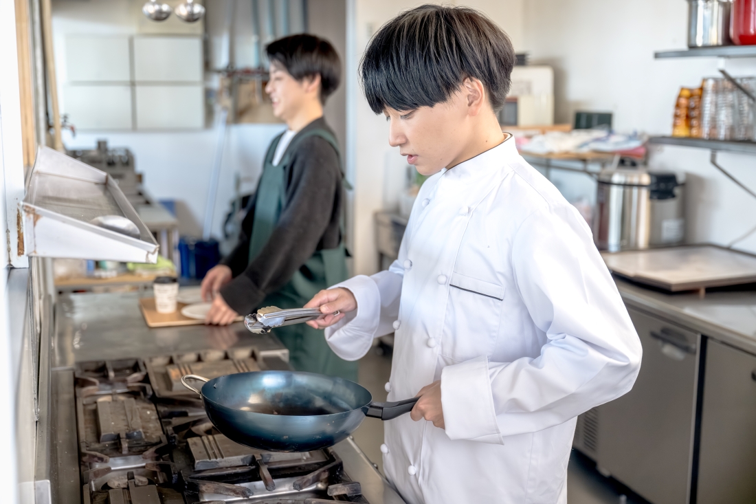 調理場で働く男性スタッフ 調理場で働く男性スタッフ